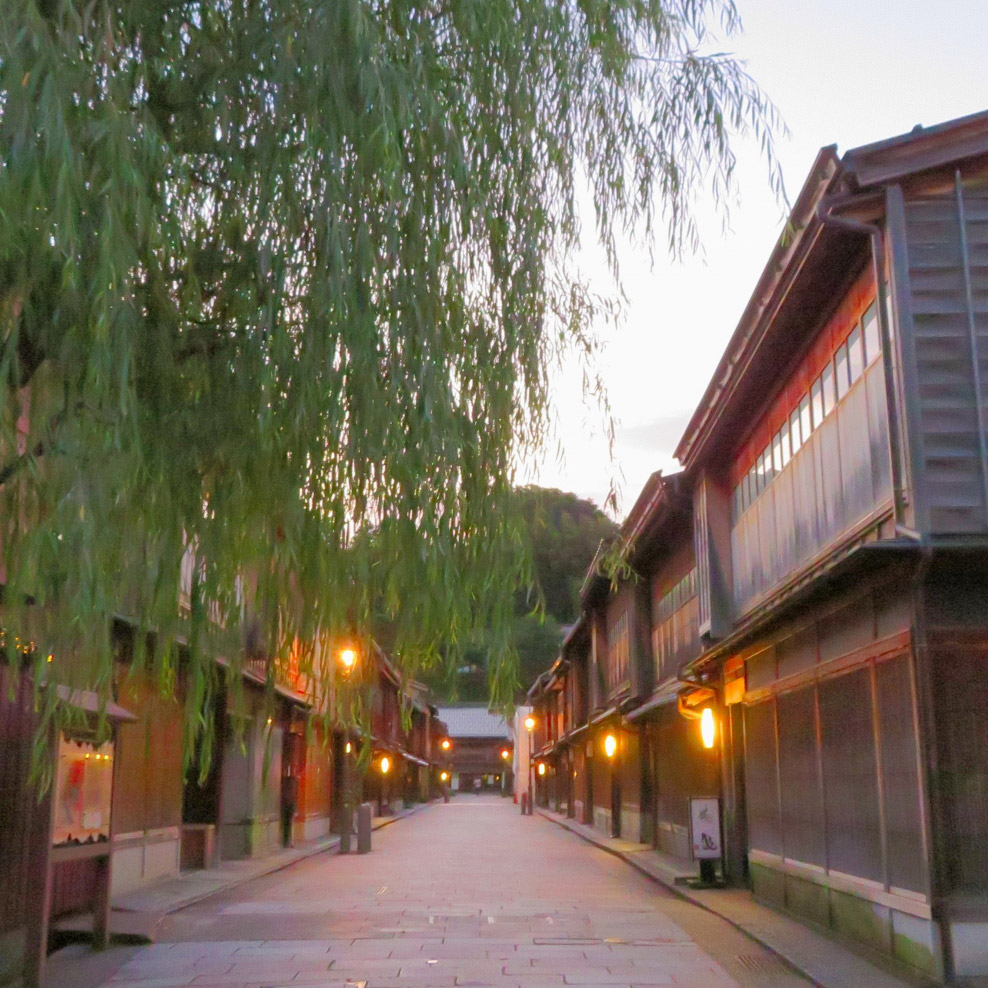 ひがし茶屋街　夕方の様子